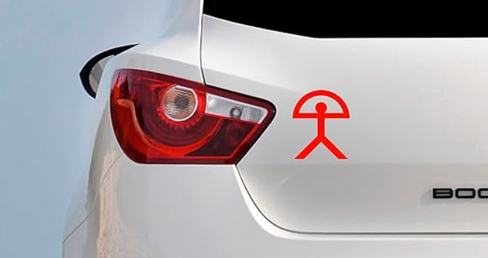 Dette symbol dukker op på bagenden af flere biler i trafikken. Det har en særlig betydning.