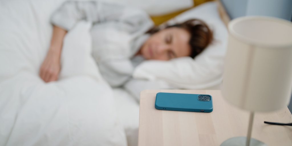 Professor afslører: Så langt væk fra hovedet bør du lægge mobiltelefonen om natten