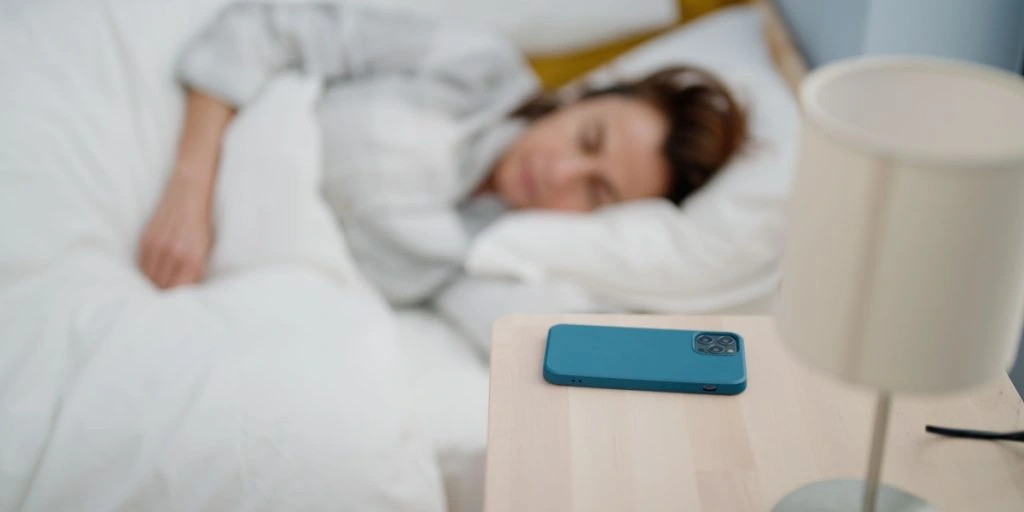 Professor afslører: Så langt væk fra hovedet bør du lægge mobiltelefonen om natten