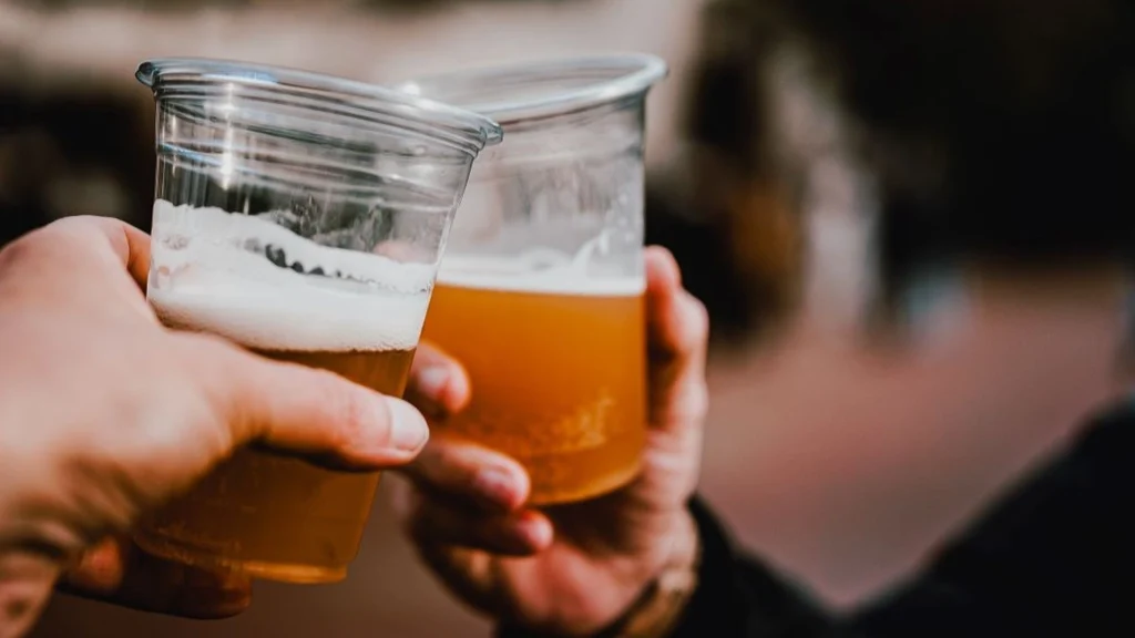Kvinde stoppede med at drikke alkohol for 11 måneder siden: Hun har lagt mærke til én markant forandring i sin krop