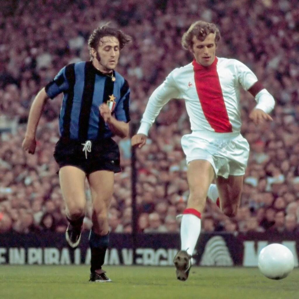 1080px-1971-72_European_Cup_Final_-_AFC_Ajax_v_Inter_Milan_-_Mauro_Bellugi__Piet_Keizer-1024x1024