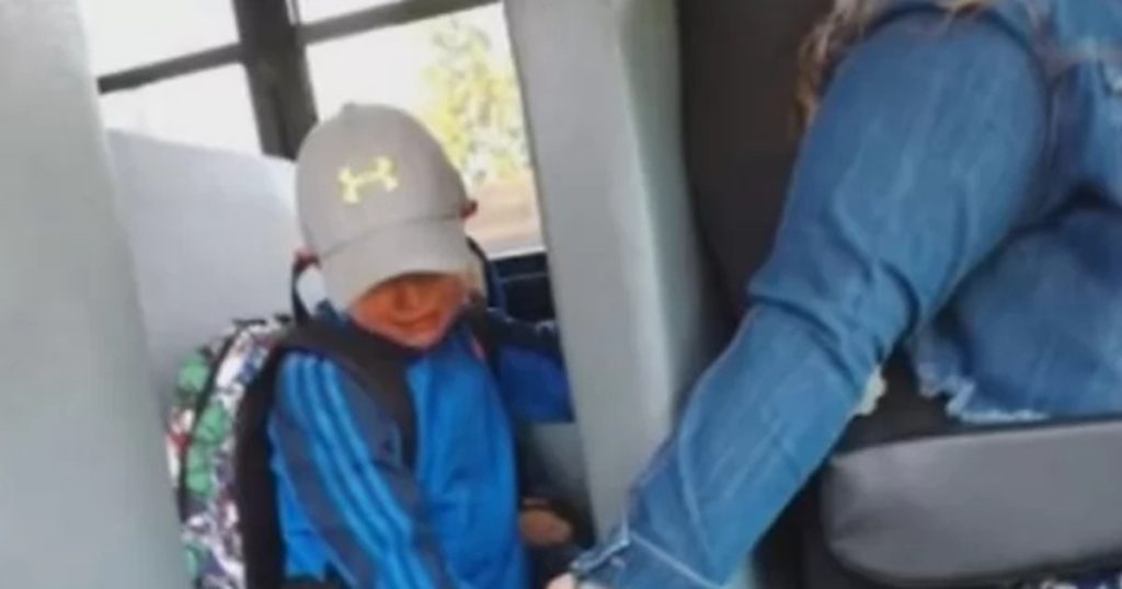 Da Axel stiger på bussen gør buschaufføren noget, hun tror ingen ser: Få dage senere er billedet delt verden over