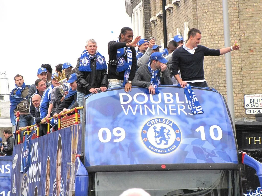1440px-Chelsea_double_winner_2009-10-1024x768