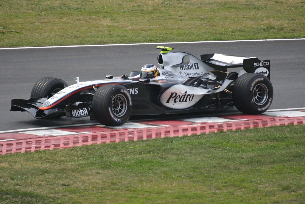 1613px-Pedro_de_la_Rosa_2005_Canadian_GP-1024x686