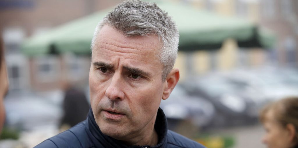 Henrik Sass Larsens mor bryder tavsheden: “Folk skal synes, at det er synd for ham”