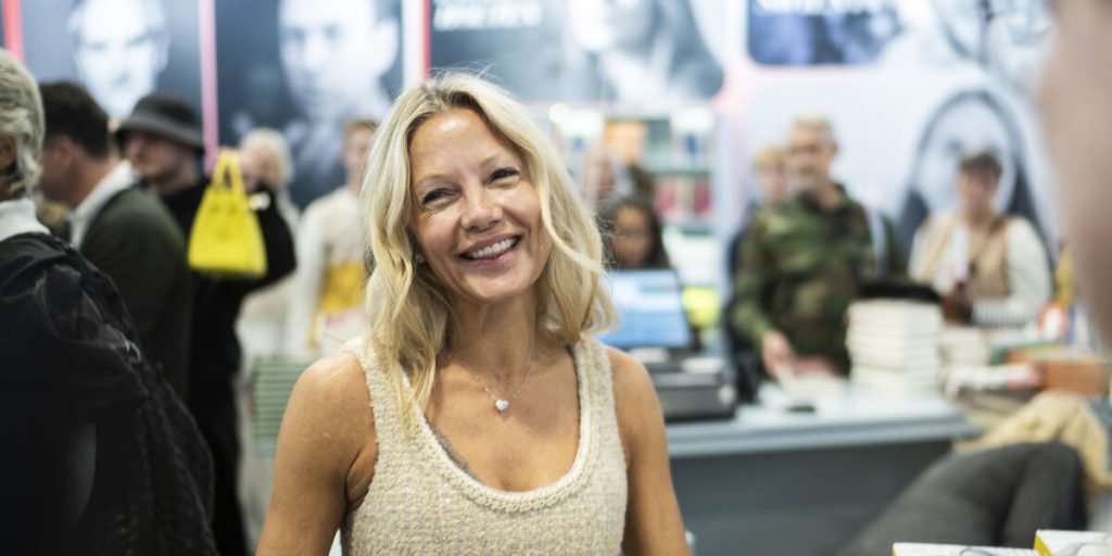 Pengene fosser ud af Caroline Flemings selskab: Så mange penge drejer det sig om