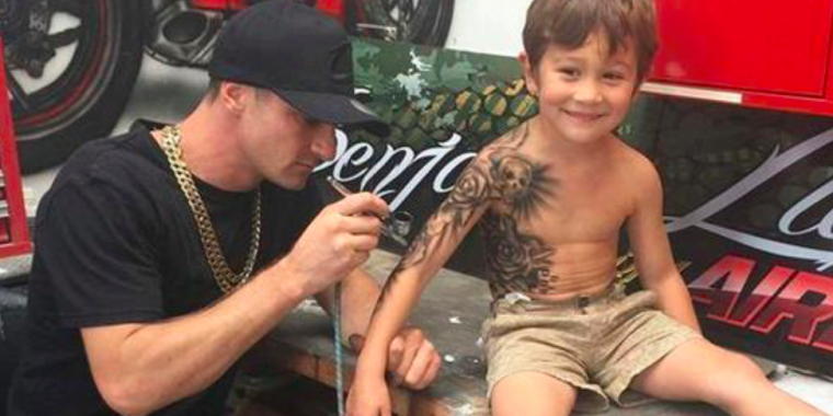 5-årig lægger arm til en tatovering, og nu går billedet viralt