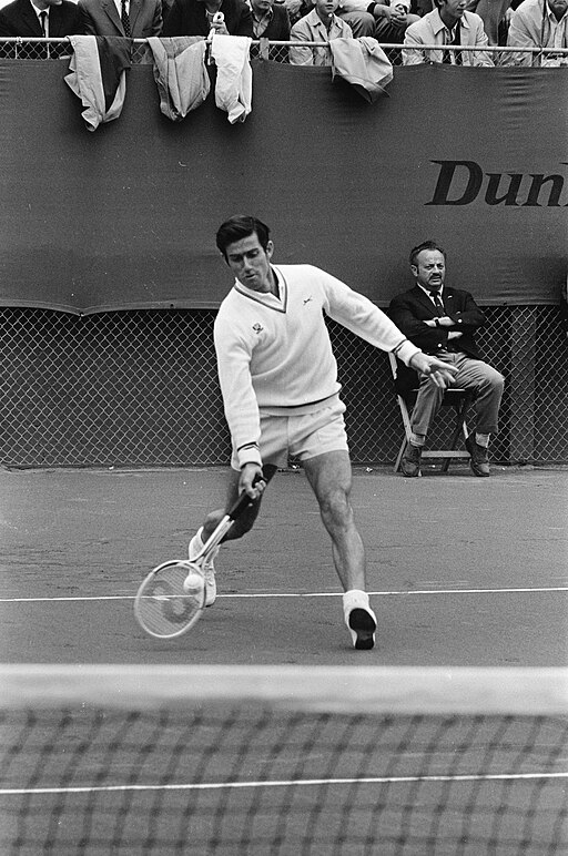512px-De_Australier_Ken_Rosewall_in_actie_tegen_Tom_Okker_Bestanddeelnr_923-6454