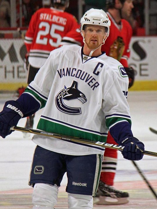 540px-Blackhawks_vs_Canucks_102010_-_Henrik_Sedin_crop