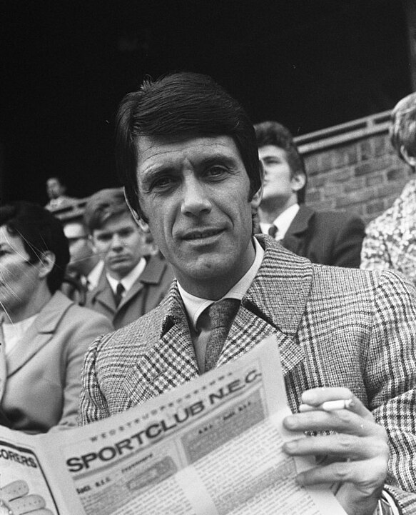 583px-Cesare_Maldini_op_de_tribune_bij_N.E.C._(cropped)