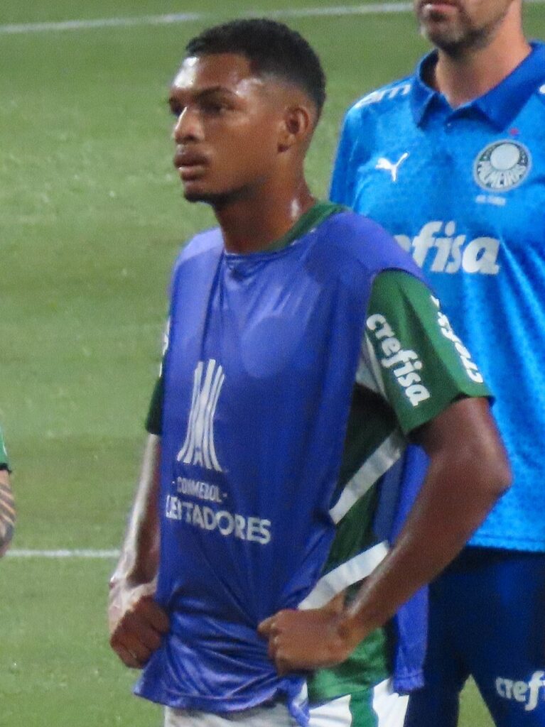 960px-Luis-Guilherme-Palmeiras-Liverpool-abr24-2-767x1024