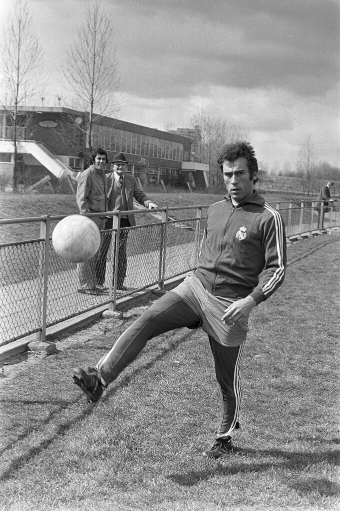 960px-Training_Real_Madrid_in_Amsterdam_Amancio_Bestanddeelnr_926-3299-681x1024