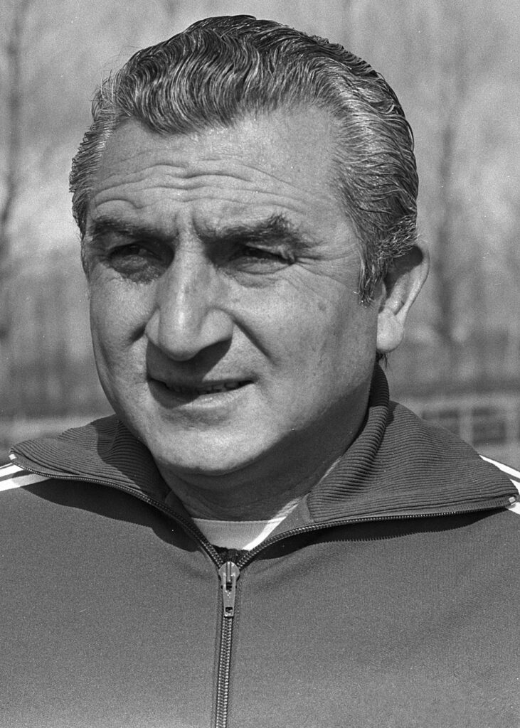 960px-Training_Real_Madrid_in_Amsterdam_trainer_Munoz_kop-731x1024