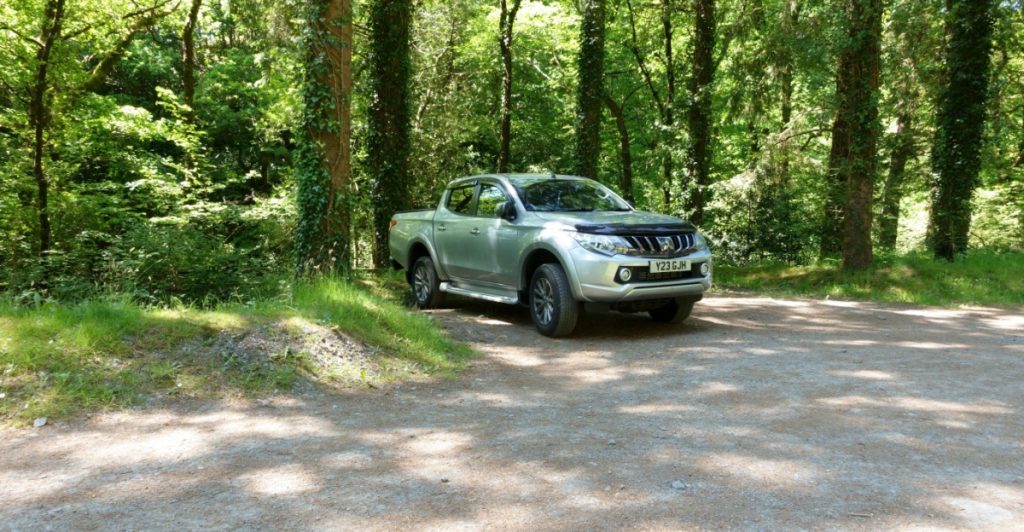 A silver Mitsubishi L200 Warrior double cab pick-up truck, sølvfarvet truck, skov