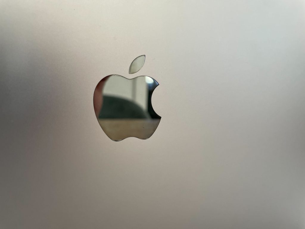 Apple logo on computer, Mac
