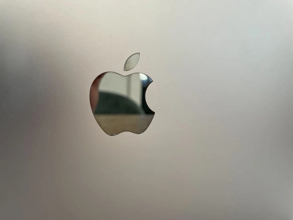 Apple logo on computer, Mac