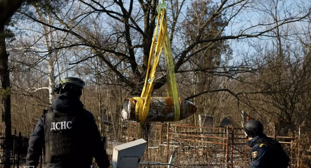 Disposal_of_Kh-59_missile,_found_on_a_cemetery_in_Dnipropetrovsk_Oblast