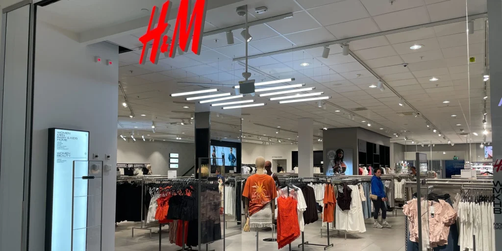 Vinker farvel til mange lokationer: H&M vil lukke 170 butikker i år