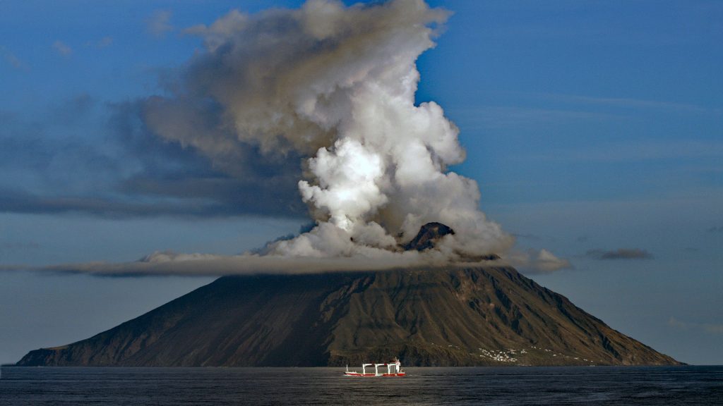 Ile de Stromboli et volcan