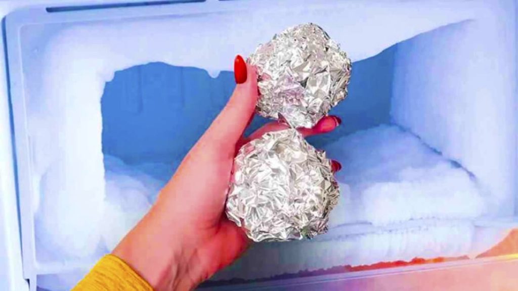 Hemmeligheden bag aluminiumsfolie i fryseren: En effektiv metode, som flere og flere mennesker bruger