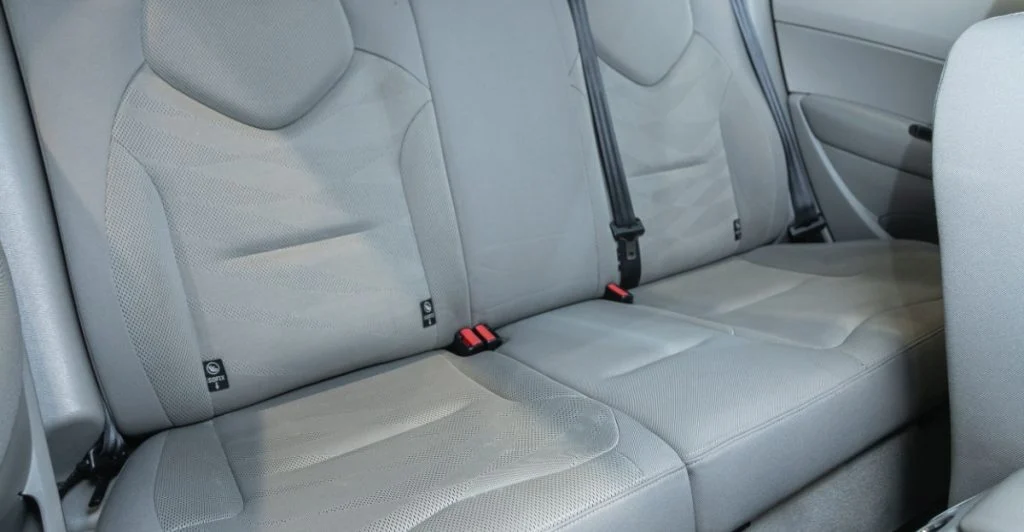 Peugeot 308, backseat of car, bagsæde i bil, seat belt, sikkerhedssele