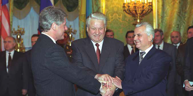 Budapest Memorandum, U.S. President Clinton, Russian President Yeltsin, and Ukrainian President Kravchuk after signing the Trilateral Statement in Moscow