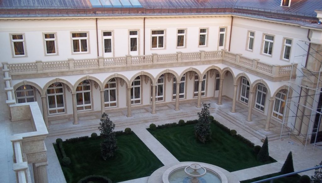 Putin_palace_courtyard