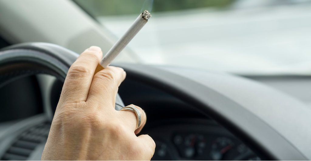 Röka, rökning i bil, cigarett