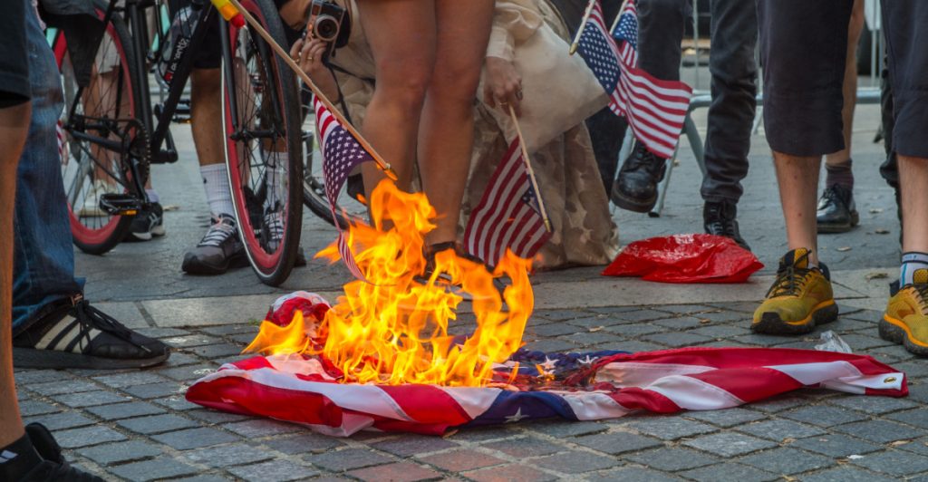 Bränner amerikanska flaggan