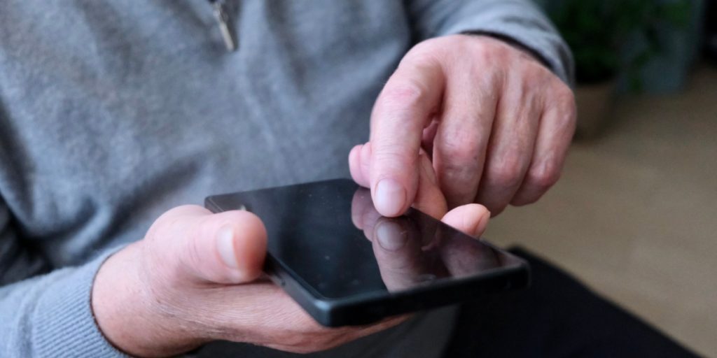 old man hands, telefon, phone, ældre mand,