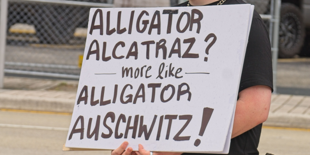 Anti-Trump demonstranter i centrum af Miami på uafhængighedsdagen 2025