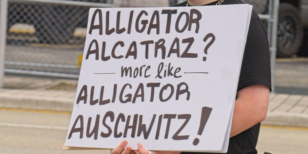 Anti-Trump demonstranter i centrum af Miami på uafhængighedsdagen 2025