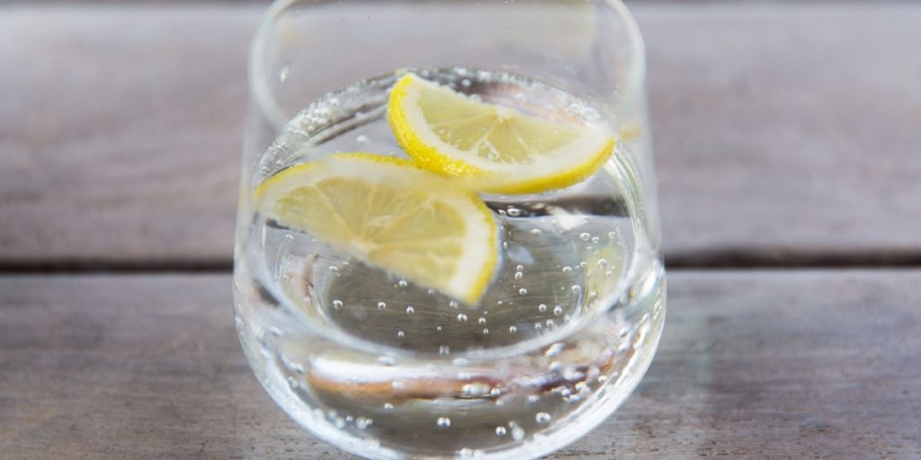 citron vand, lemon water