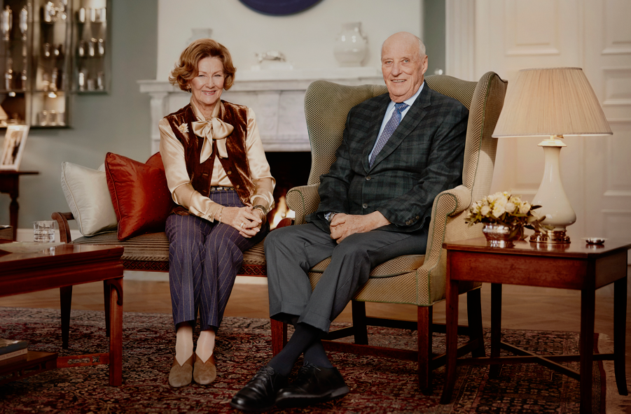 Kongekrangel utenfor slottet: Ekspertene skjeller ut hverandre – og kongen