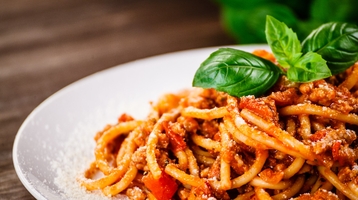 Pasta bolognese, spaghetti, kødsauce, tomatsaus, basilikum