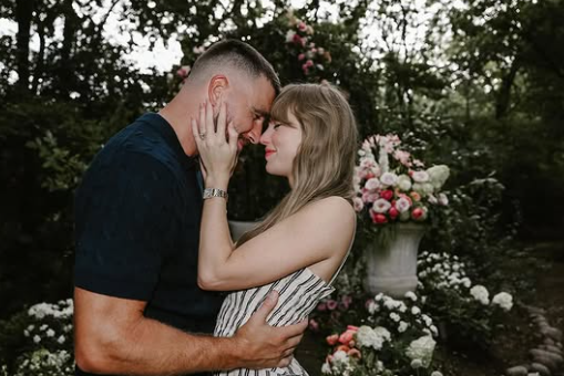 Taylor Swift and Travis Kelce engaged, forlovet