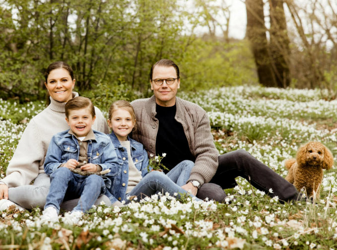 Kronprinsesse Victoria, Daniel, prins Oscar, prinsesse Estelle, swedish royal family, crown princess, dog Rio