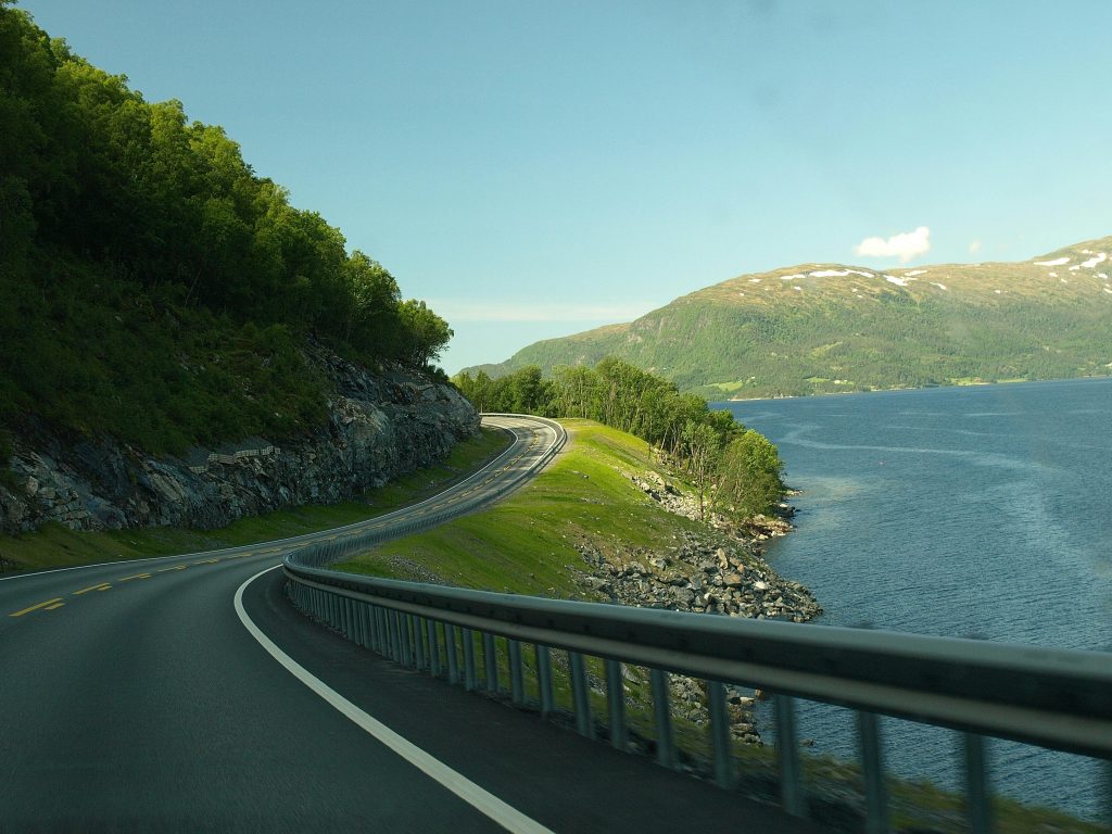 Topp tips for å cruise trygt på Norges naturskjønne veier