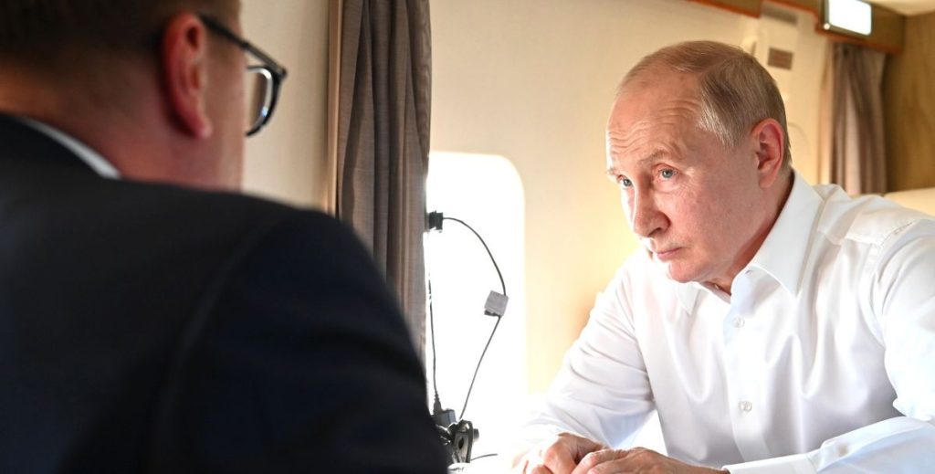 Vladimir_Putin on airplane