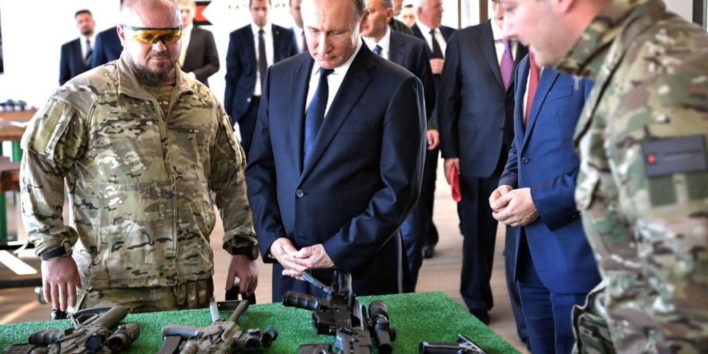 Vladimir_Putin_in_Patriot_Park gun army military