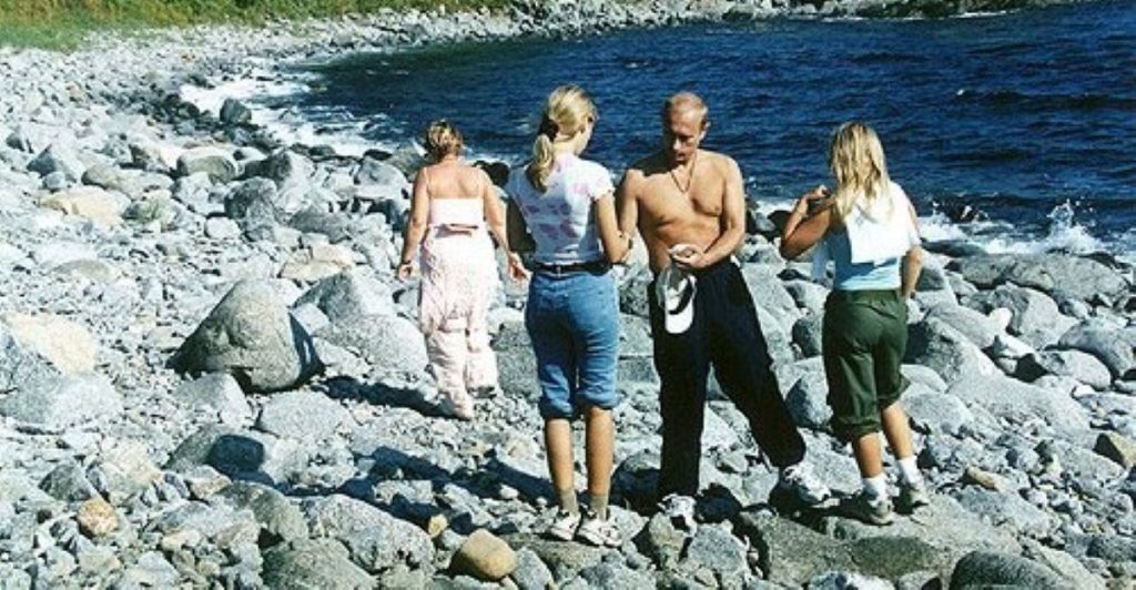 Vladimir_Putin_with_family