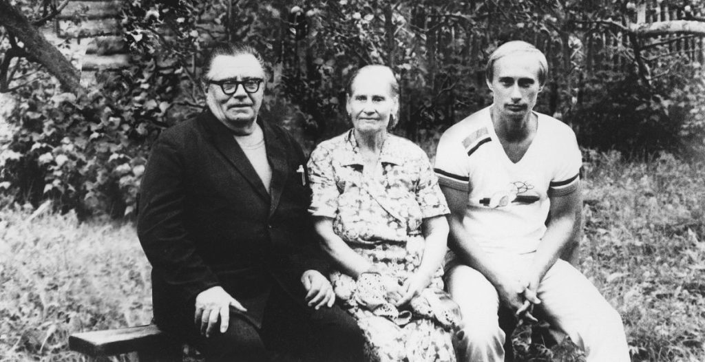 Vladimir_Putin_with_parents