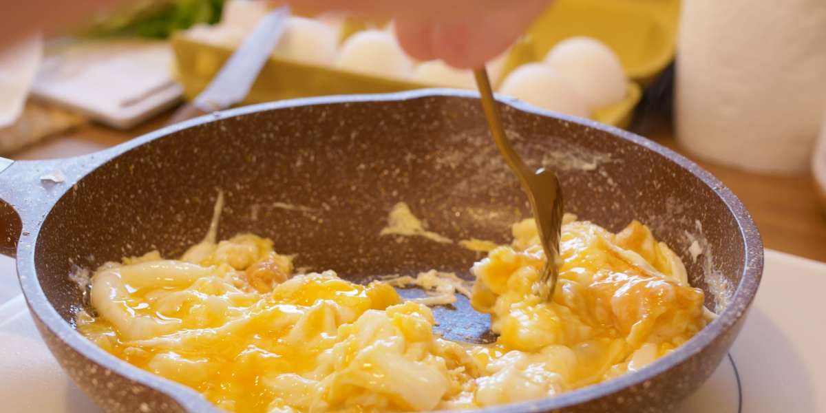 Denne ene ingrediensen lager perfekte eggerøre – hver gang