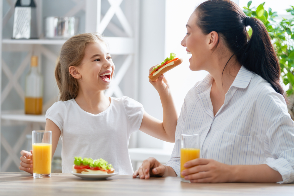 Healthy Food,Happy,Family,Kitchen,Mother and daughter, breakfast, lunch, morgenmad, frokost