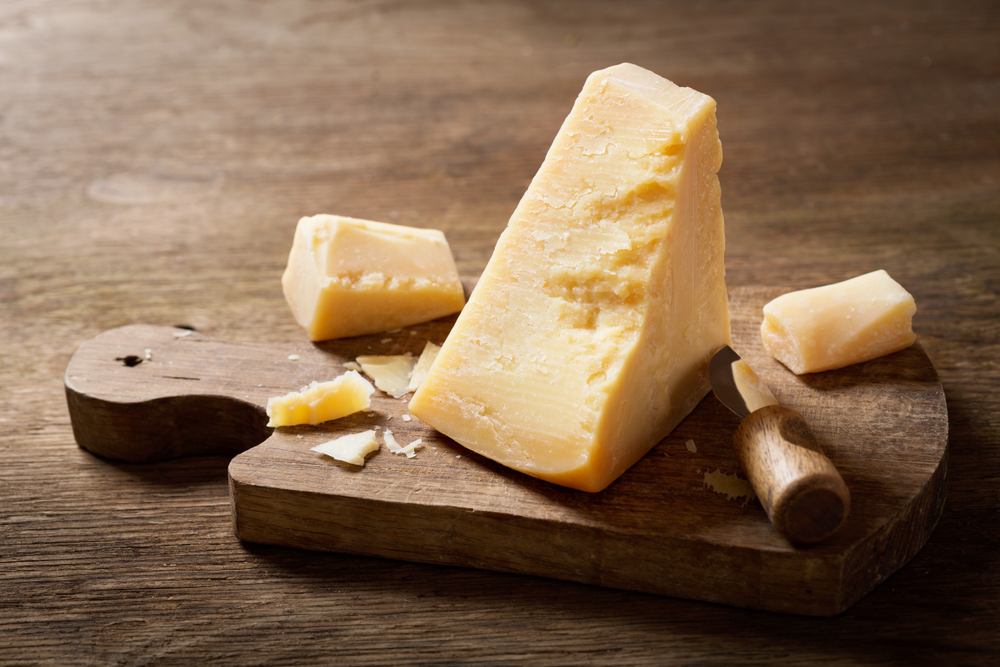 cheese cutting board parmesan ostebrett ostekniv