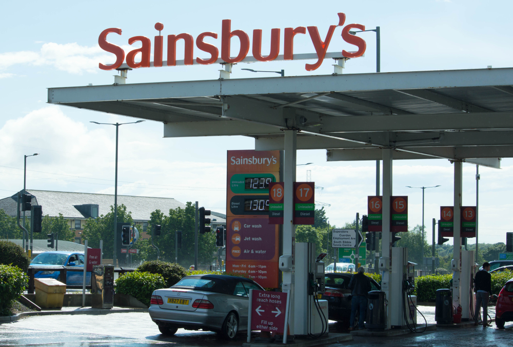 Sainsbury's petrol station with cars and people, benzintank