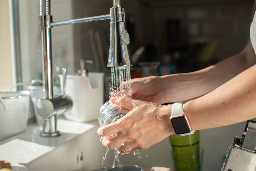 Slik fjerner du matlukt fra brukte glass – helt gratis