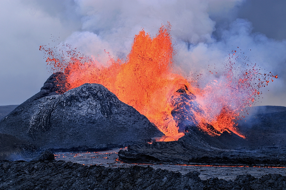 Erupting,Vulcano,In,Iceland,With,Melting,Lava, vulkan