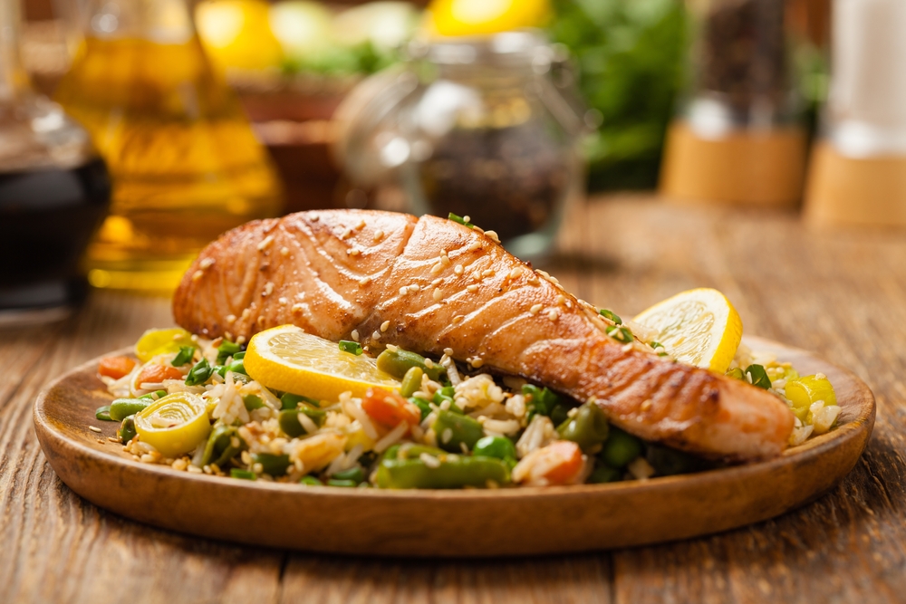 Asian,Dish.,Fried,Salmon,With,Rice,And,Vegetables, fisk, laks, middag, aftensmad