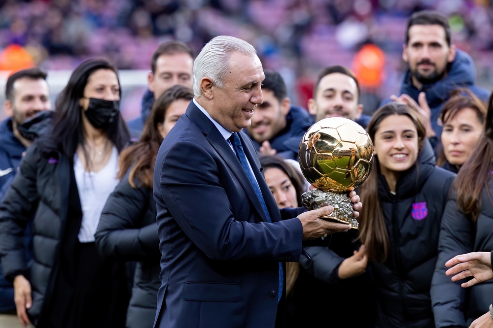 Barcelona,-,Dec,4:,Stoichkov,Gives,The,Ballon,D'or,Trophy